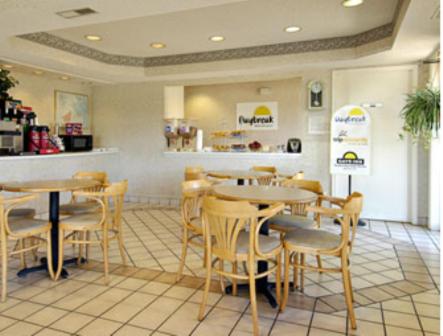 a dining room with tables and chairs in a restaurant at Econo Lodge Franklin in Franklin