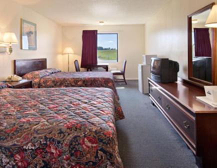 a hotel room with two beds and a television at Econo Lodge Franklin in Franklin