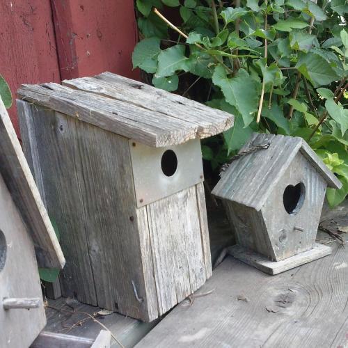 a couple of wooden birdhouses sitting on a deck at Tofvehults Boende in Skaftet
