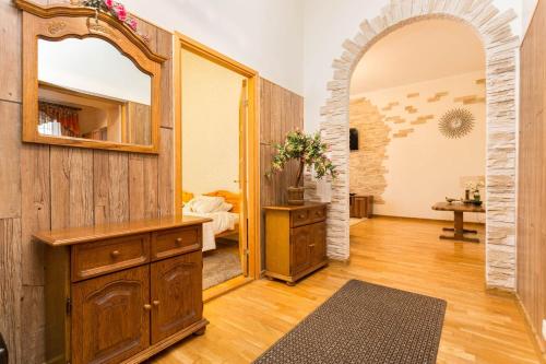 Zimmer mit einem Spiegel, einer Kommode und einem Schlafzimmer in der Unterkunft Orchid Apartment Old Town in Tallinn