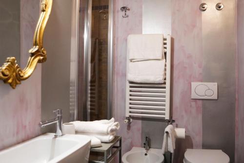 ジェノヴァにあるB&B FlairHouseのバスルーム(洗面台、トイレ、鏡付)