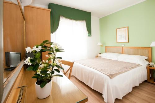 Postel nebo postele na pokoji v ubytování Hotel Touring