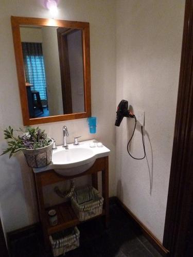 a bathroom with a sink and a mirror at Aguamansa in Las Gaviotas