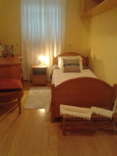 エストレイト・デ・カッマラ・デ・ロボスにあるApartamento Barrosのベッドルーム1室(ベッド1台付)、窓(ランプ付)