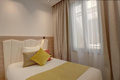 Ένα ή περισσότερα κρεβάτια σε δωμάτιο στο Best Western Plus Comedie Saint Roch