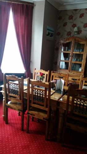 A restaurant or other place to eat at Sunnyside Hotel 