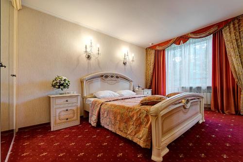 um quarto com uma cama grande e uma janela em Tver Hotel em Tver