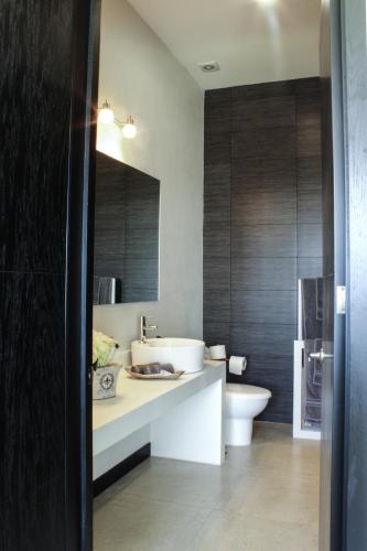 Ένα μπάνιο στο Laviu B&B Luxe Suites