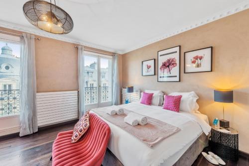 パリにあるSweet Inn - Louvre Rivoliのベッドルーム(ピンクの枕が付く大きな白いベッド付)