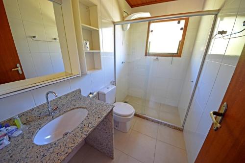y baño con lavabo, aseo y ducha. en Eco Resort Serra Imperial en São Pedro da Serra