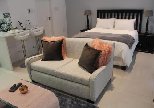 Ένα ή περισσότερα κρεβάτια σε δωμάτιο στο Pat Luxurious Studio