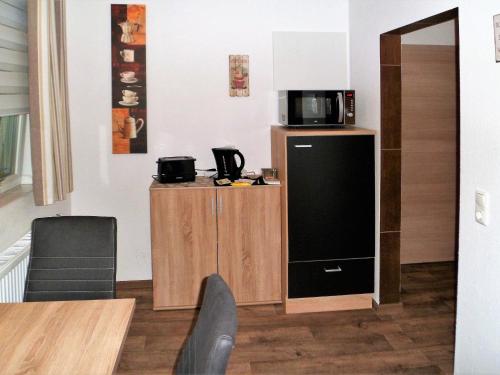 ハインスベルクにあるFerienwohnung Anke - Apartment 5aの冷蔵庫の上に電子レンジが備わる客室です。