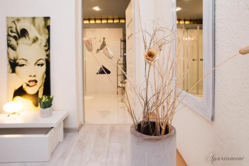 a vase filled with plants in a hallway at Apartamenty Włocławek in Włocławek