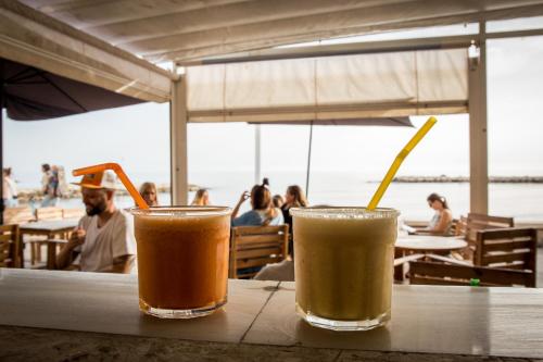 マラガにあるApartamento Pedregalejo Beachのテーブルの上に座ったドリンク2杯