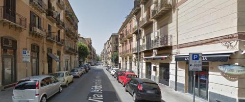 uma rua com carros estacionados na berma da estrada em Il Sonaglio em Palermo