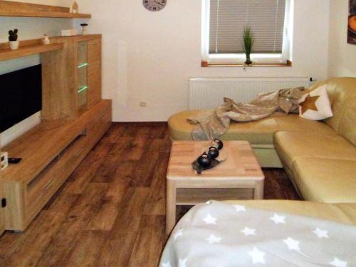 ein Wohnzimmer mit einem Sofa und einem Tisch in der Unterkunft Ferienwohnung Anke - Apartment 3a in Heinsberg