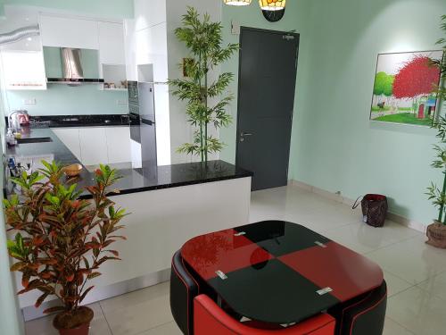 Η κουζίνα ή μικρή κουζίνα στο Garden Apartment at Zenith