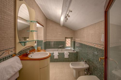 A bathroom at Mario's apartament in the Spanish Steps