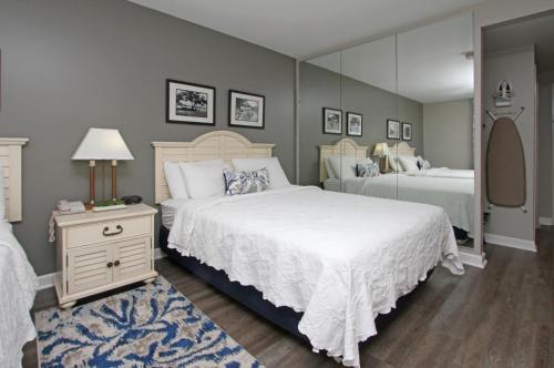 Un pat sau paturi într-o cameră la Bay Pointe Inn
