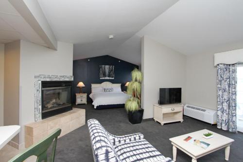 a bedroom with a bed and a fireplace at Bay Pointe Inn in Orangeville