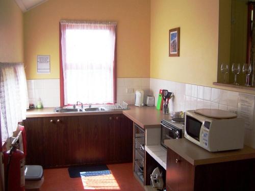 Kuchyň nebo kuchyňský kout v ubytování Tramway Motel
