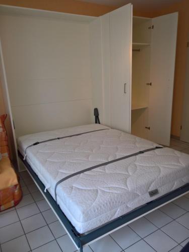a large bed in a room with a roomswersswersswersswersswers at Studio Havenzicht in Nieuwpoort
