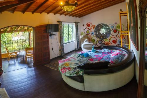 ein Schlafzimmer mit einem großen Bett in einem Zimmer in der Unterkunft The Secret Buddha in Medellín