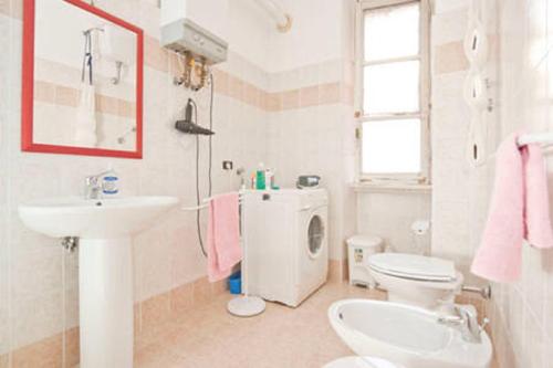 La salle de bains blanche est pourvue d'un lavabo et de toilettes. dans l'établissement Alloggio turistico P.Lodi, à Rome