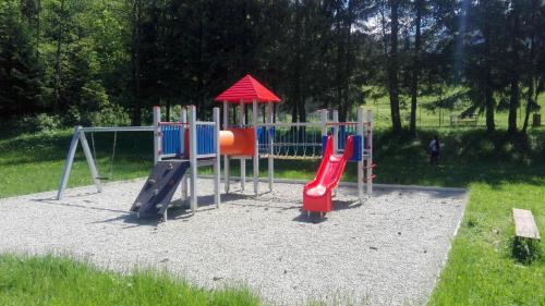 Zona de joacă pentru copii de la Mezonet Hrabovo