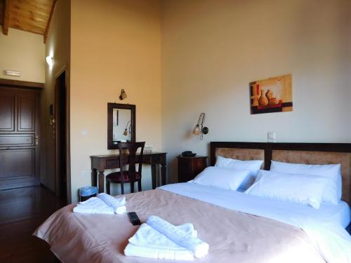 1 dormitorio con 1 cama con toallas en Akrothea Hotel, en Goura