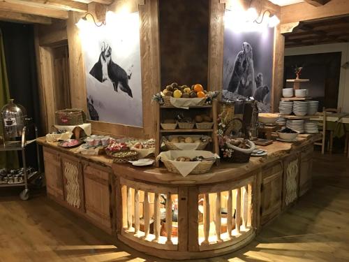 une table avec de la nourriture dessus dans une pièce dans l'établissement Hotel Stella Alpina, à Sauze dʼOulx