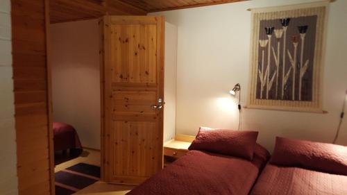 Tempat tidur dalam kamar di Saariselän Marjamajat