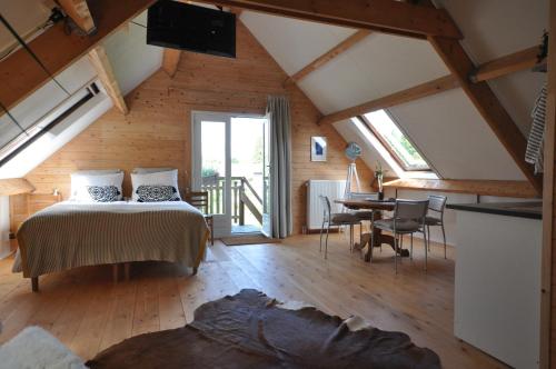 een slaapkamer met een bed en een bureau in een kamer bij B&B Nieuwe Brug in Vijfhuizen