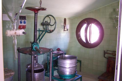 een keuken met een kamer met een pot en een raam bij Casa Rural El Sereno in Frailes