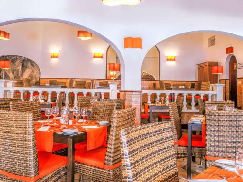 un restaurante con mesas y sillas y un bar en Apartment South Tenerife, en San Miguel de Abona