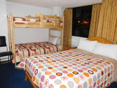 Ein Bett oder Betten in einem Zimmer der Unterkunft Hostal Alborada Riobamba