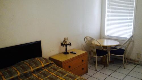 Χώρος καθιστικού στο Sunset Inn- Fort Pierce, FL