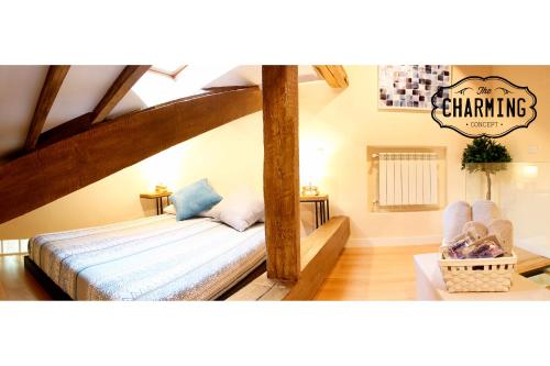 una camera da letto con un letto e un grande fascio di legno di Charming Plaza Mayor a Madrid