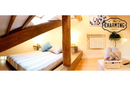 sypialnia z łóżkiem z dużym drewnianym belkiem w obiekcie Plaza Mayor - Exclusivo Apartamento Dúplex w Madrycie