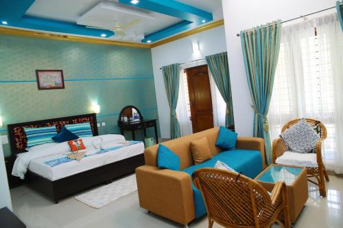 sala de estar con cama y sofá en Periyar Villa Home Stay - Thekkady, en Thekkady