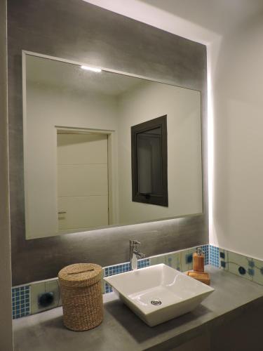 a bathroom with a sink and a large mirror at Terralagum in Villa Parque Siquiman