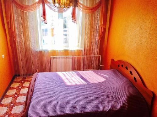 BelovoにあるАпартаменты на Советской 63の窓付きの部屋のベッド1台