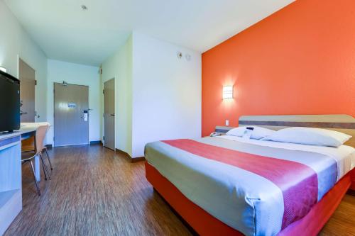 Una cama o camas en una habitación de Motel 6-Mississauga, ON - Toronto
