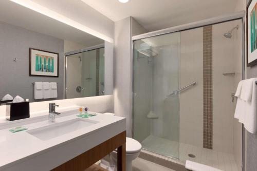 uma casa de banho com um lavatório e um chuveiro em Hyatt Place St. Louis/Chesterfield em Chesterfield
