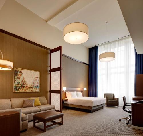 Habitación de hotel con cama y sofá en Hyatt Place St. Paul, en Saint Paul