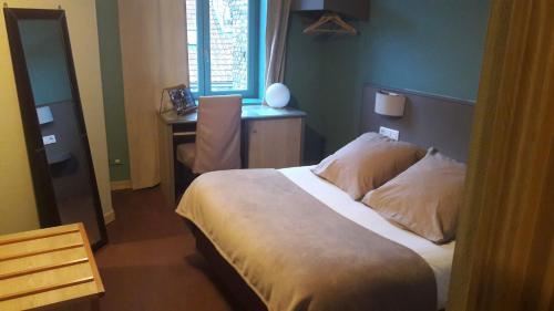 Un pat sau paturi într-o cameră la Hôtel Restaurant L'Industrie
