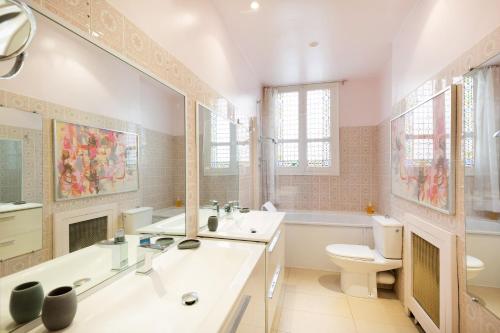 łazienka z wanną, umywalką i toaletą w obiekcie Haussmann 168 w Paryżu
