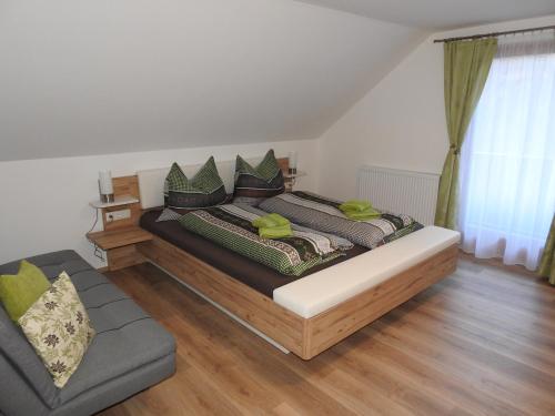 1 dormitorio con cama y sofá en Ferienhaus Kristabauer, en Predlitz