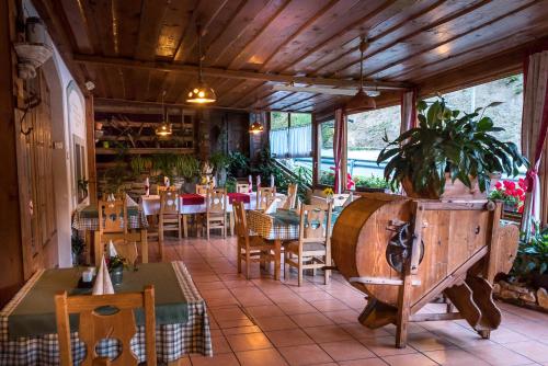 Reštaurácia alebo iné gastronomické zariadenie v ubytovaní Garni Hotel Pod Roglo Boharina 2