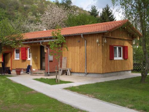ein kleines Holzgebäude mit roten Rollläden darauf in der Unterkunft Berliner Hütte in Neustadt